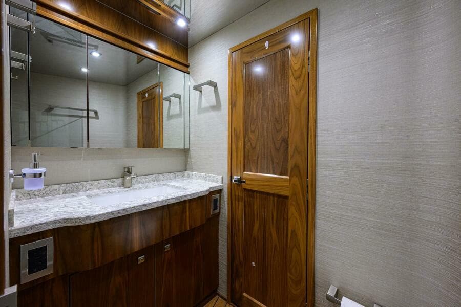 2019 Viking 80 Convertible - Photo 20