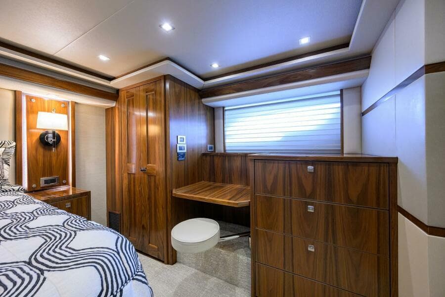 2019 Viking 80 Convertible - Photo 14