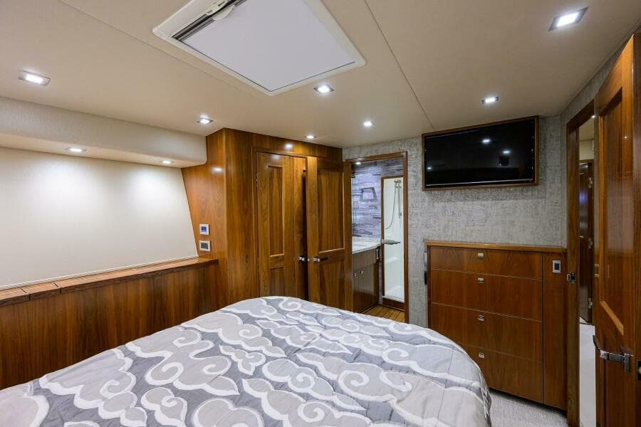 2019 Viking 80 Convertible - Photo 26