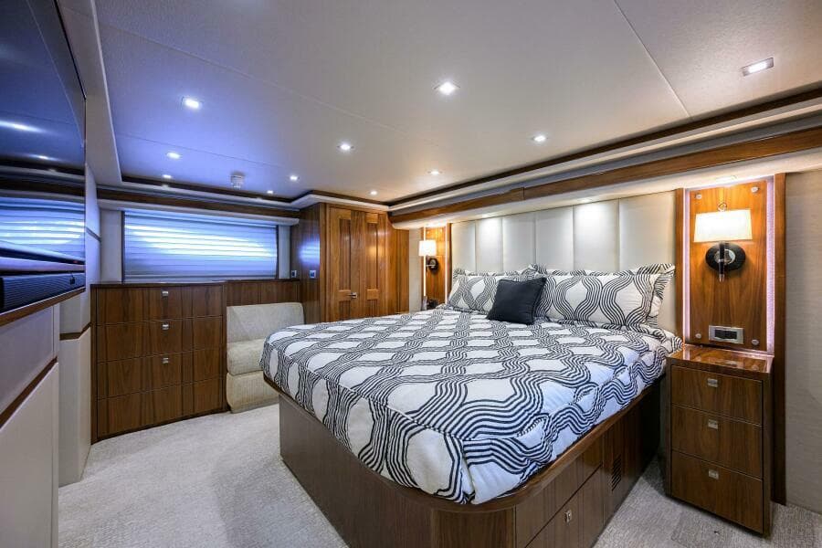 2019 Viking 80 Convertible - Photo 12