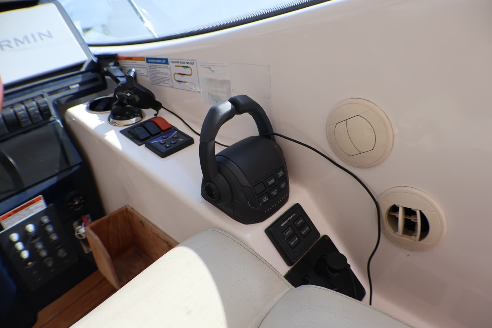 2009 Tiara Yachts 3500 Sovran - Photo 8