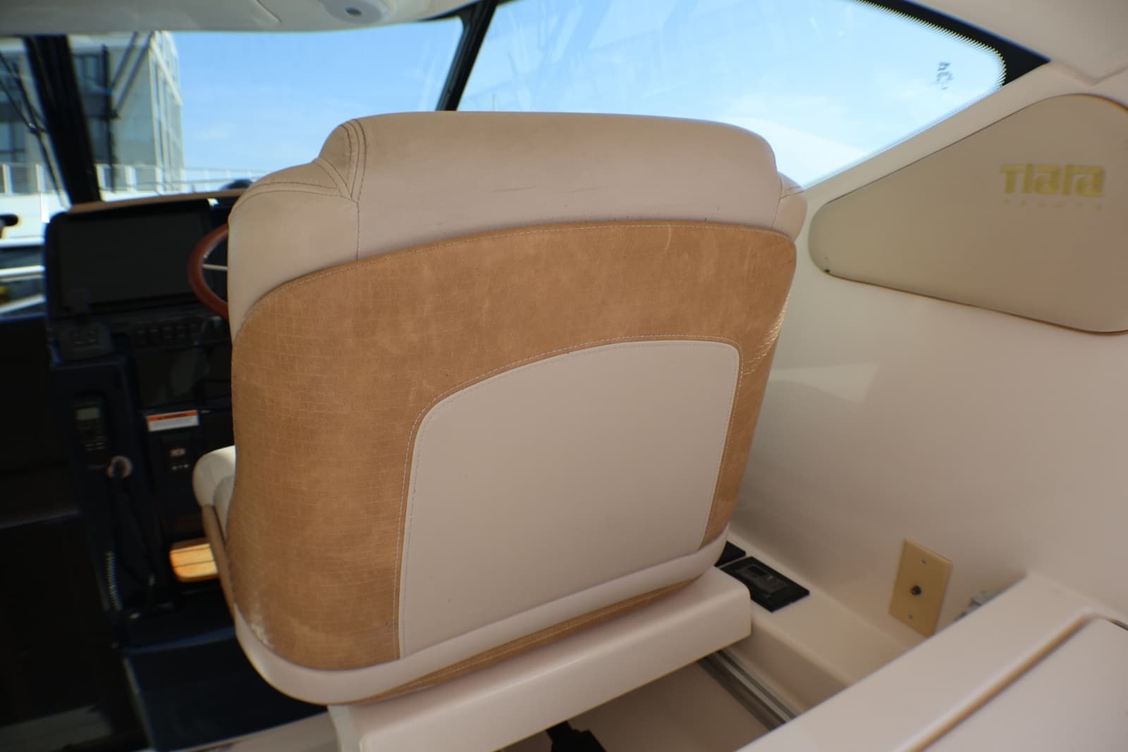2009 Tiara Yachts 3500 Sovran - Photo 12