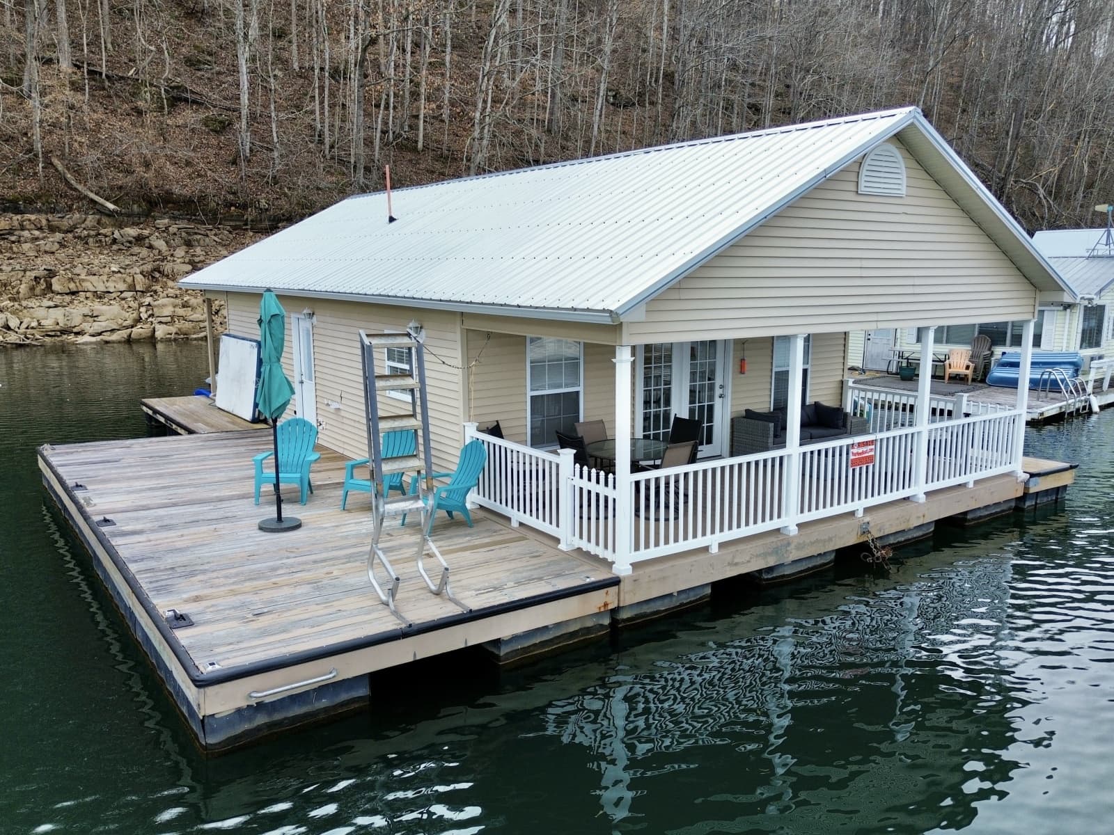 2002 Custom 23 x 31 Floating Cabin - Approx 729sqft - Photo 1
