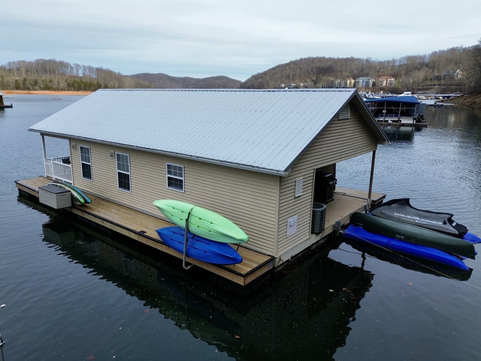 2002 Custom 23 x 31 Floating Cabin - Approx 729sqft - Photo 9