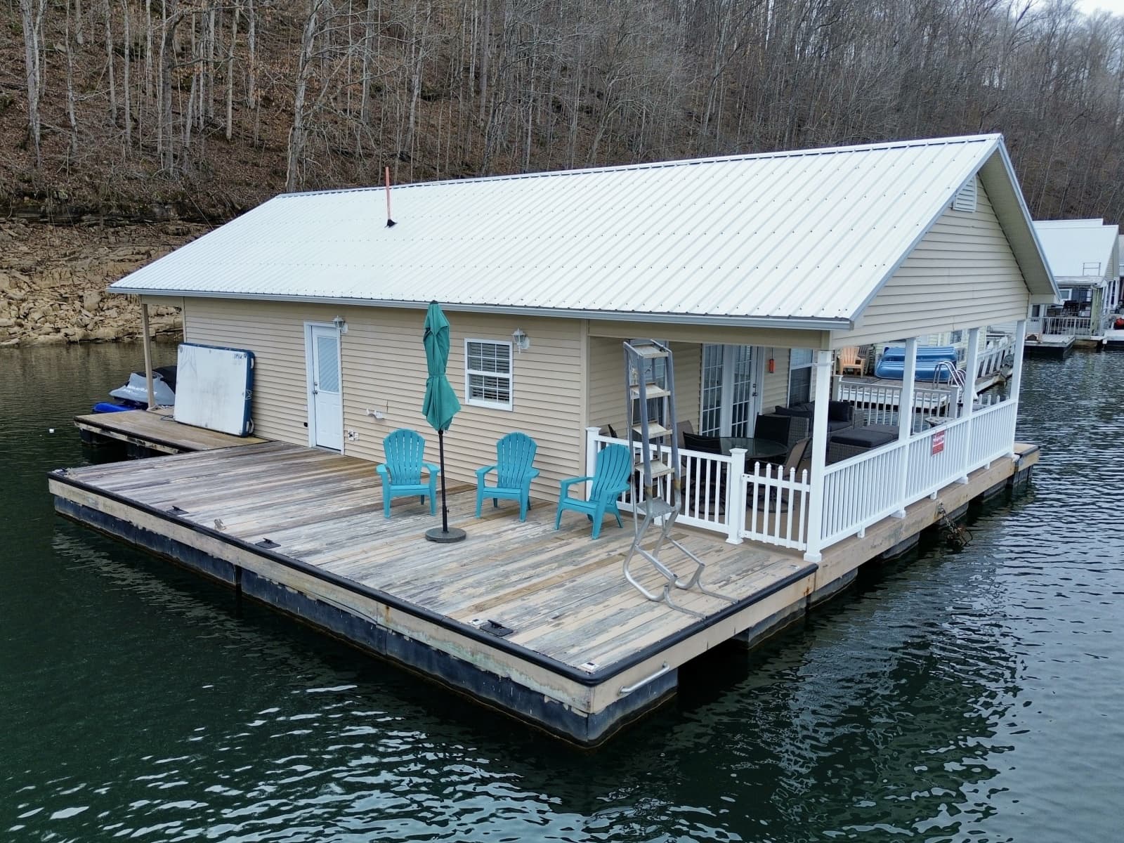 2002 Custom 23 x 31 Floating Cabin - Approx 729sqft - Photo 2