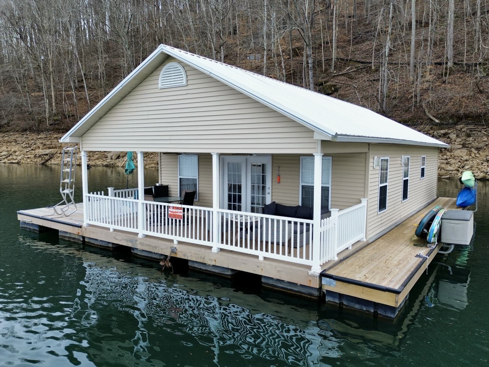 2002 Custom 23 x 31 Floating Cabin - Approx 729sqft - Photo 13
