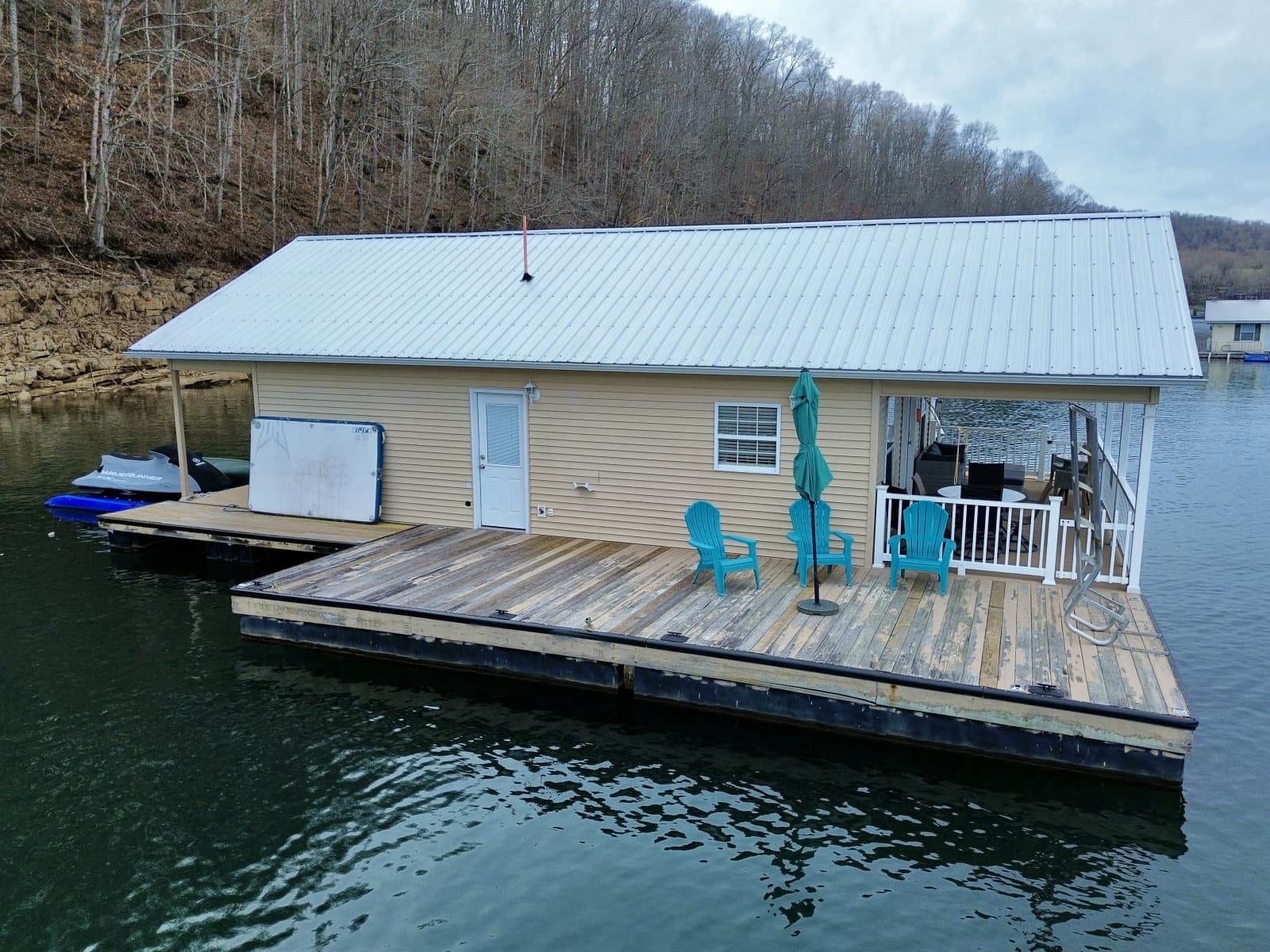 2002 Custom 23 x 31 Floating Cabin - Approx 729sqft - Photo 3