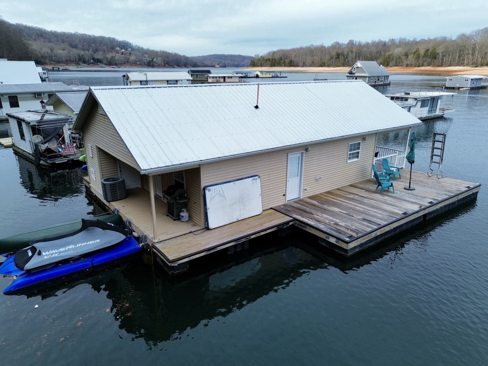 2002 Custom 23 x 31 Floating Cabin - Approx 729sqft - Photo 4