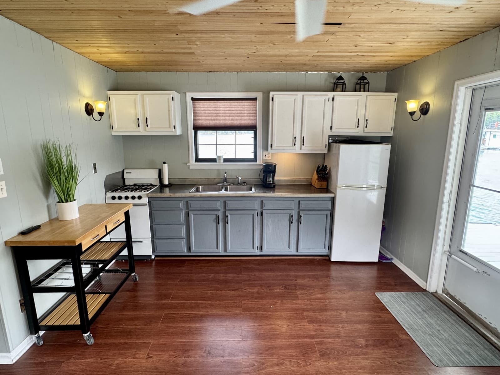 1978 Custom 18 x 24 Off-Grid Floating Cabin Approx 385sqft - Photo 18