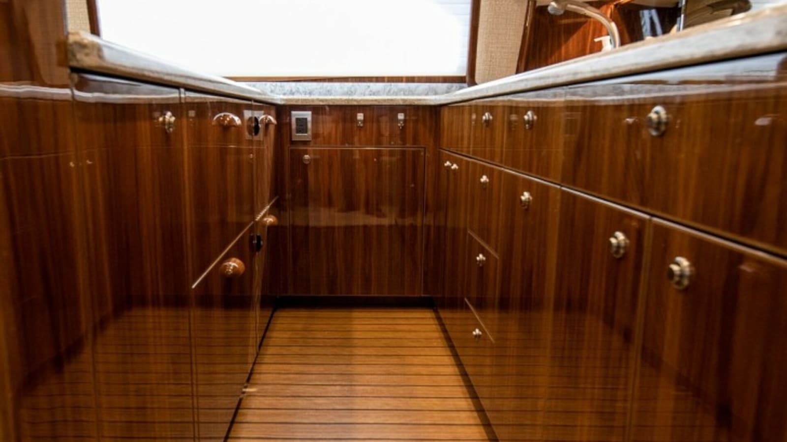 2020 Viking 58 Convertible - Photo 11