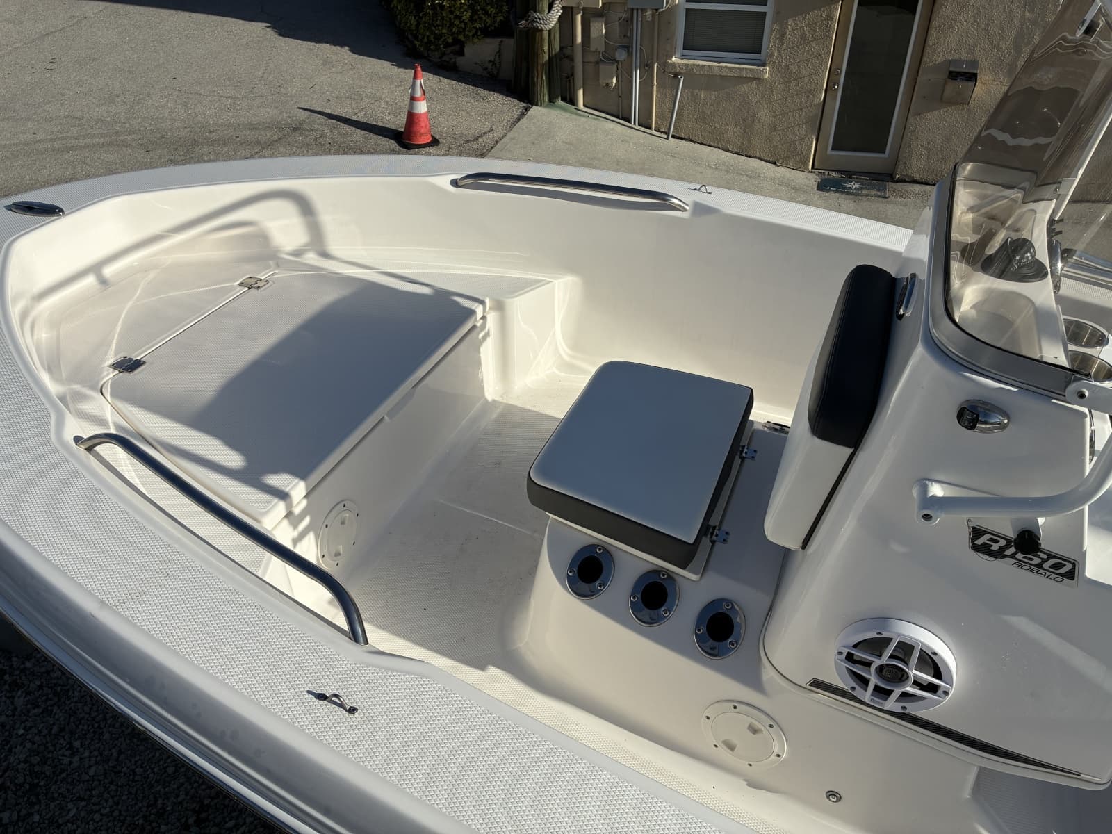 2025 Robalo R160 Center Console - Photo 9
