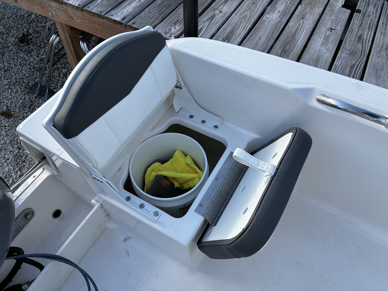 2025 Robalo R160 Center Console - Photo 13
