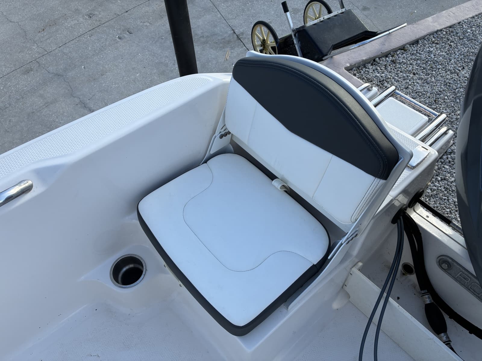 2025 Robalo R160 Center Console - Photo 14