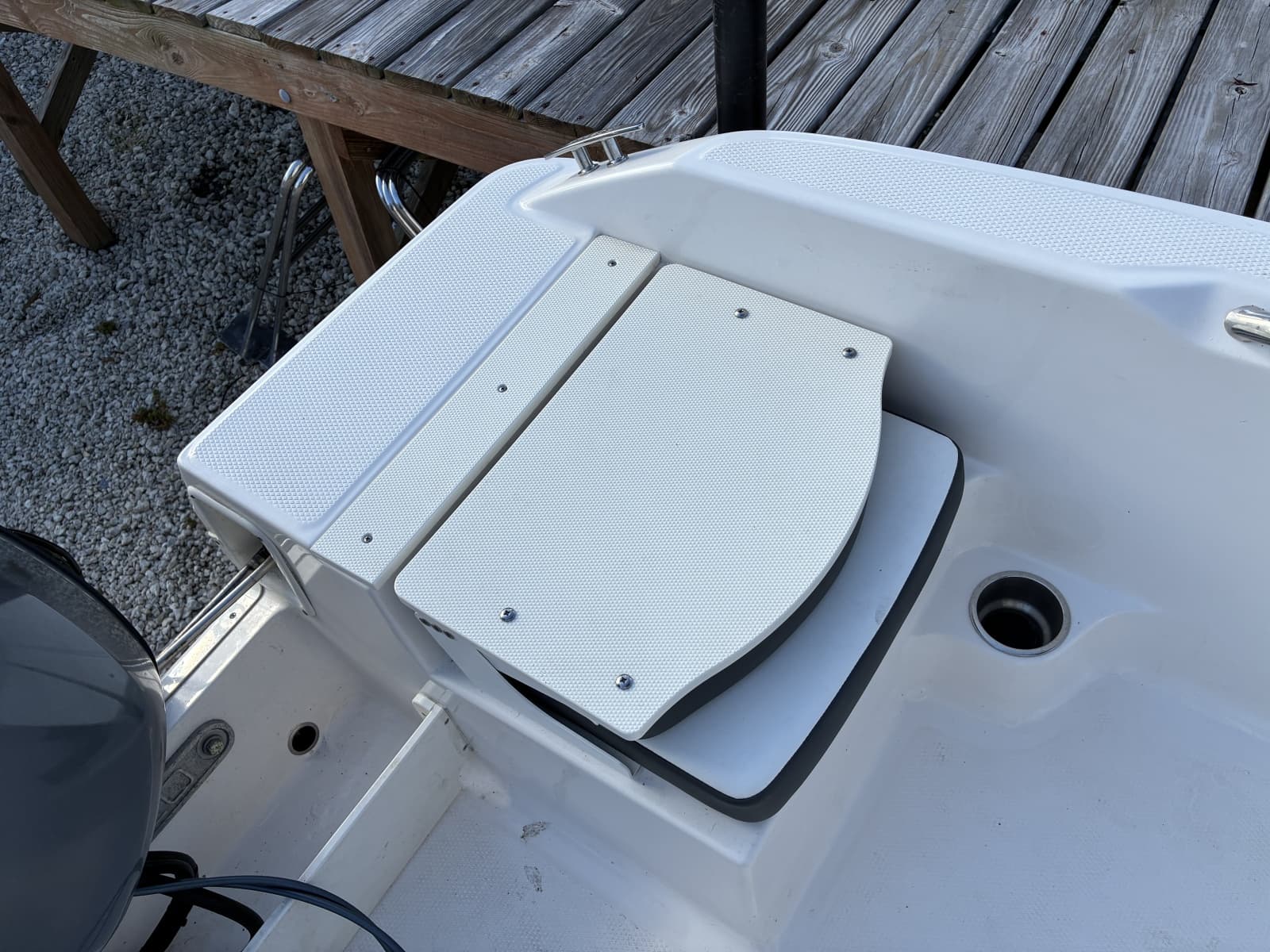 2025 Robalo R160 Center Console - Photo 12