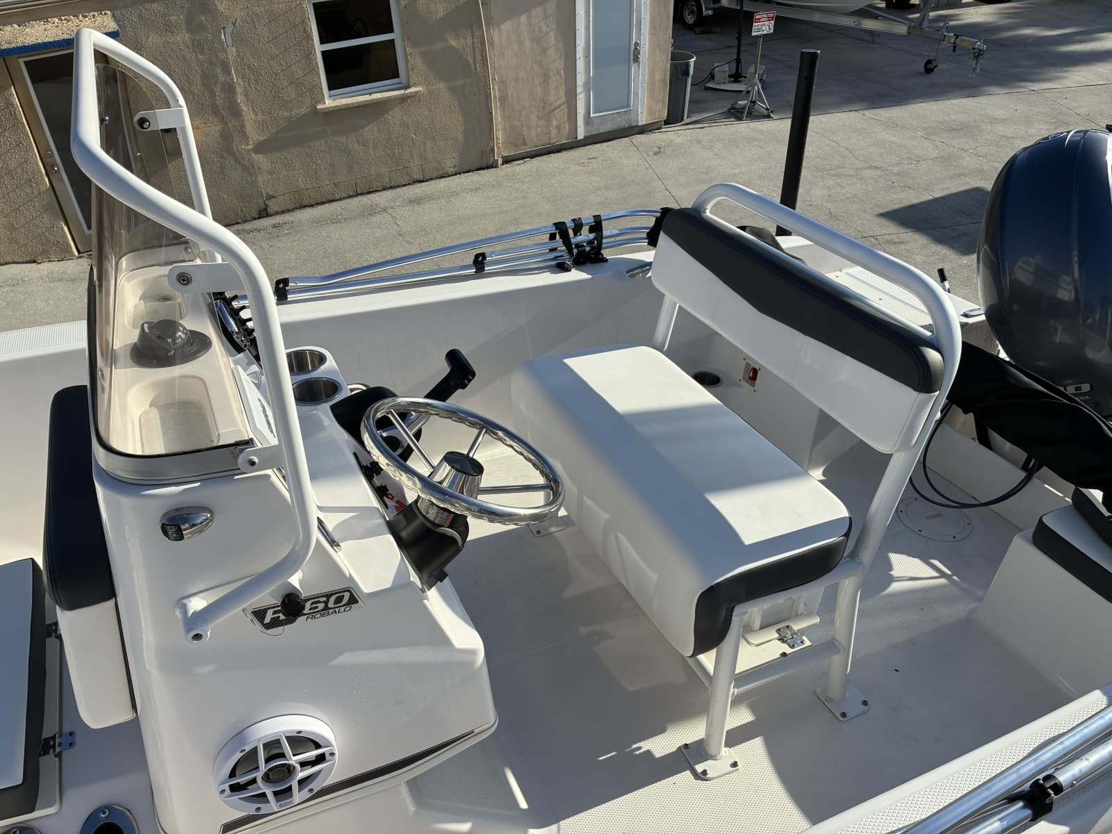 2025 Robalo R160 Center Console - Photo 8