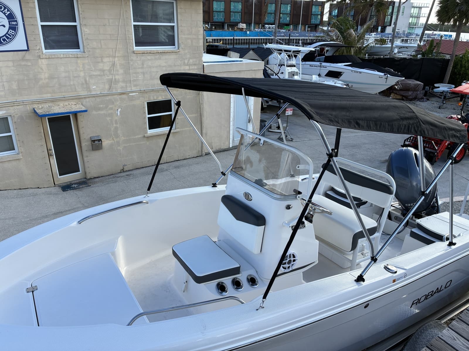 2025 Robalo R160 Center Console - Photo 4