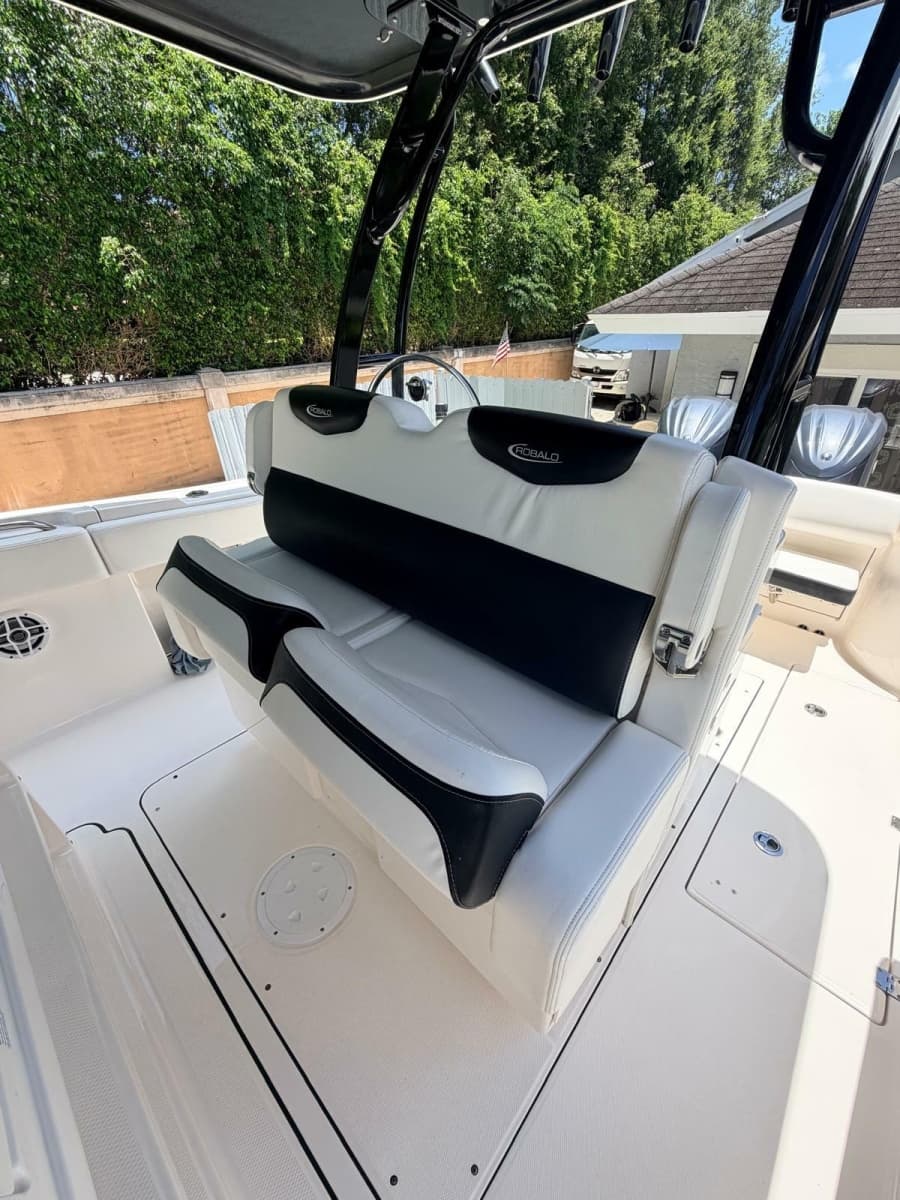 2022 Robalo R302 Center Console - Photo 21