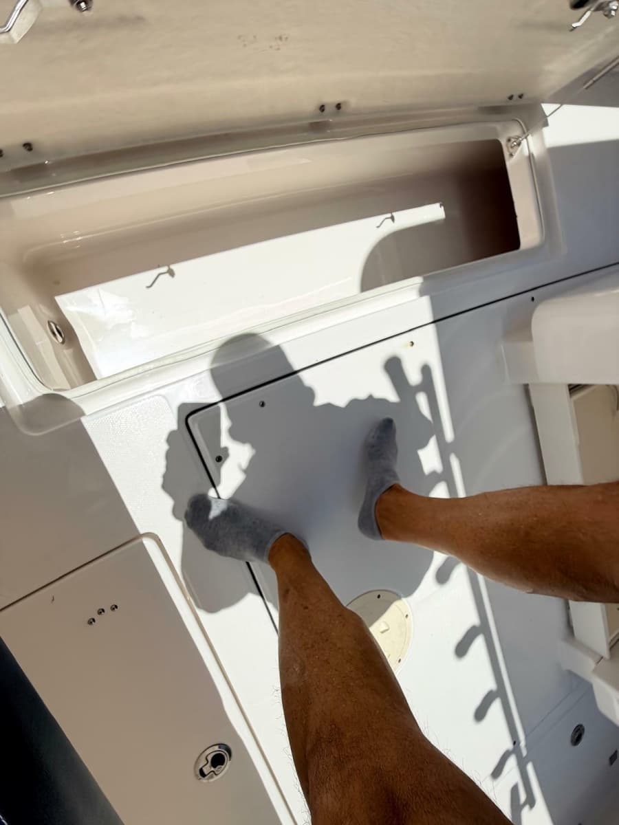 2022 Robalo R302 Center Console - Photo 22