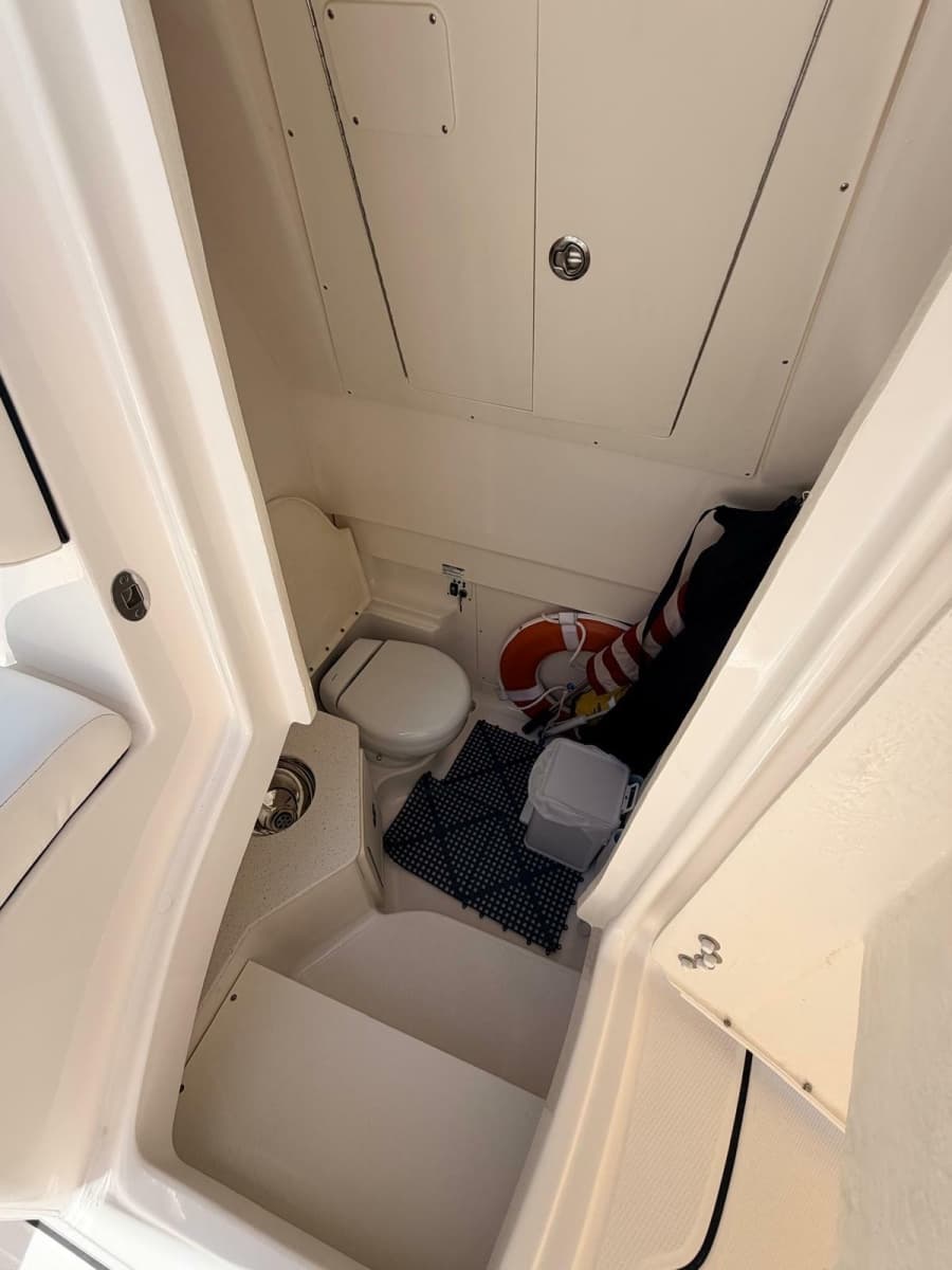2022 Robalo R302 Center Console - Photo 20