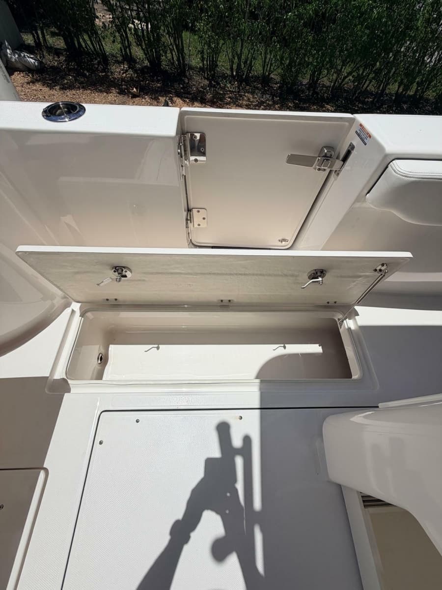 2022 Robalo R302 Center Console - Photo 23