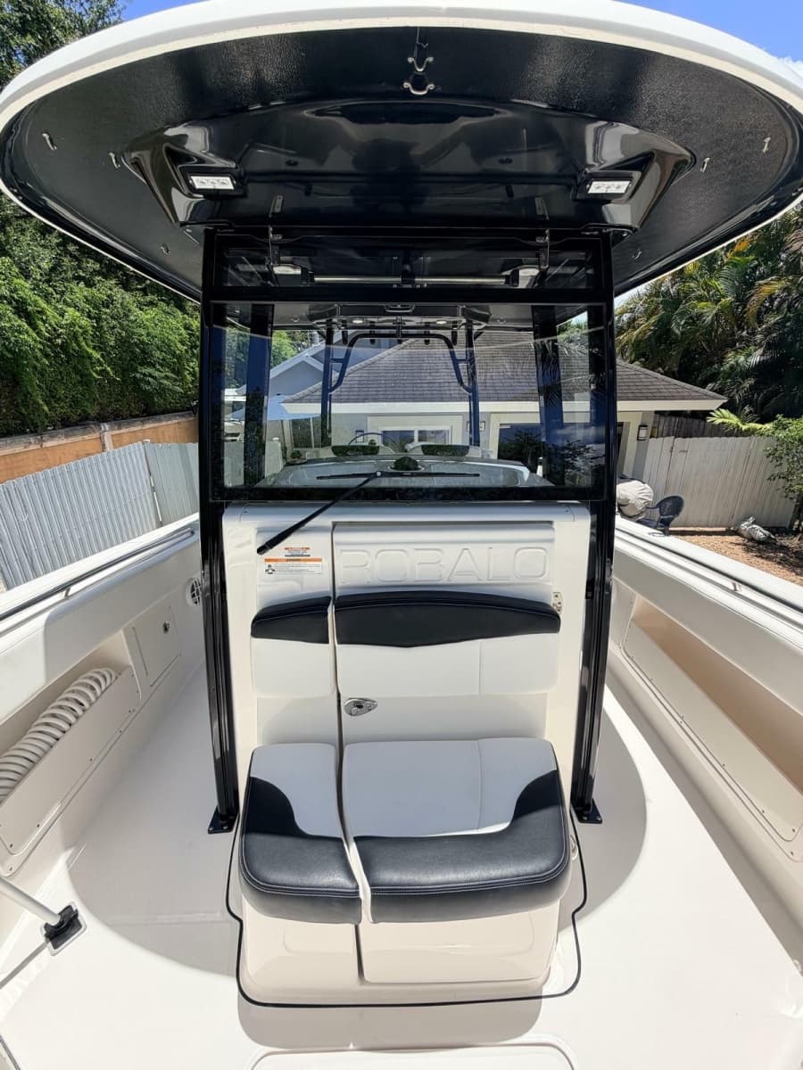 2022 Robalo R302 Center Console - Photo 17
