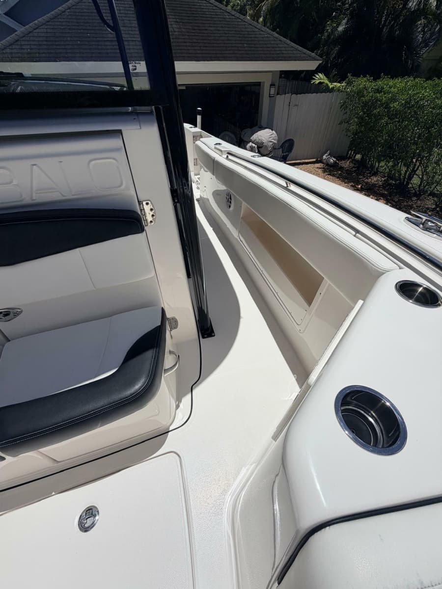 2022 Robalo R302 Center Console - Photo 19