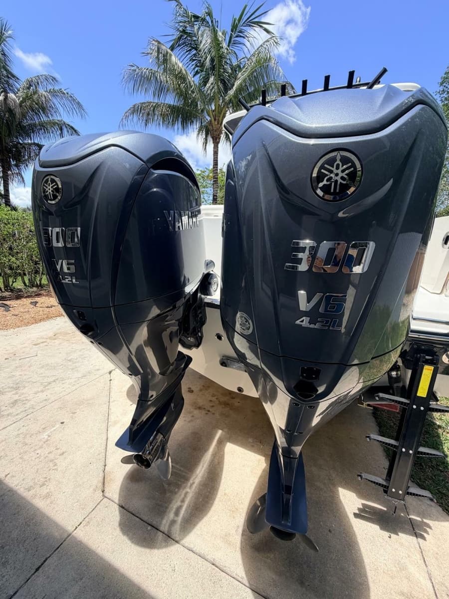 2022 Robalo R302 Center Console - Photo 8