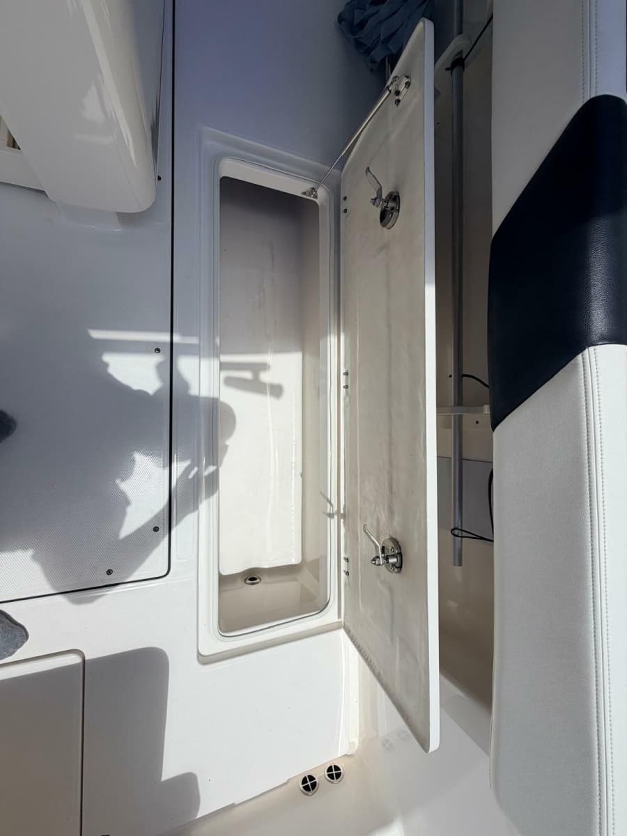 2022 Robalo R302 Center Console - Photo 24