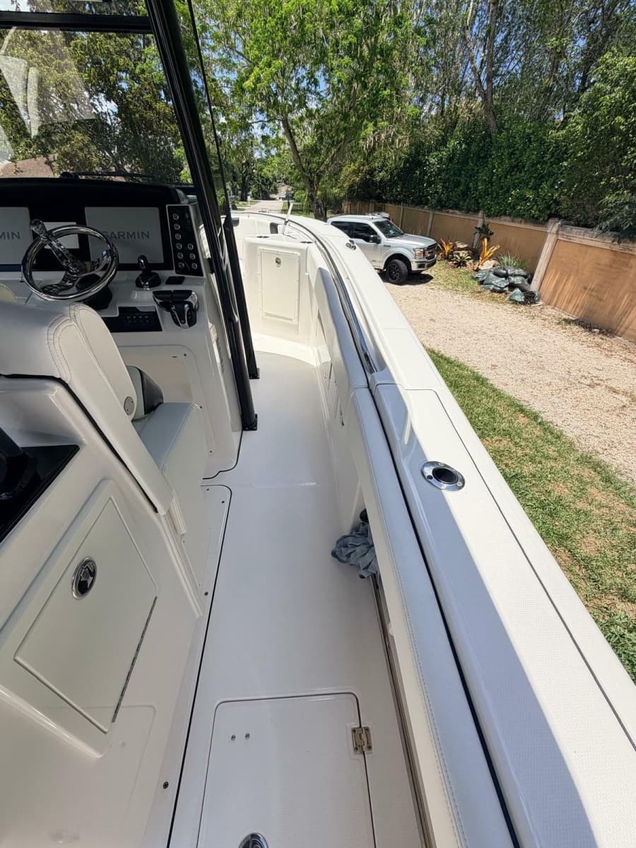 2022 Robalo R302 Center Console - Photo 15