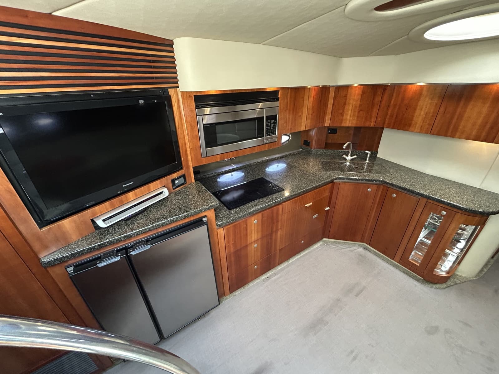 2006 Cruisers Yachts 520 Express - Photo 17