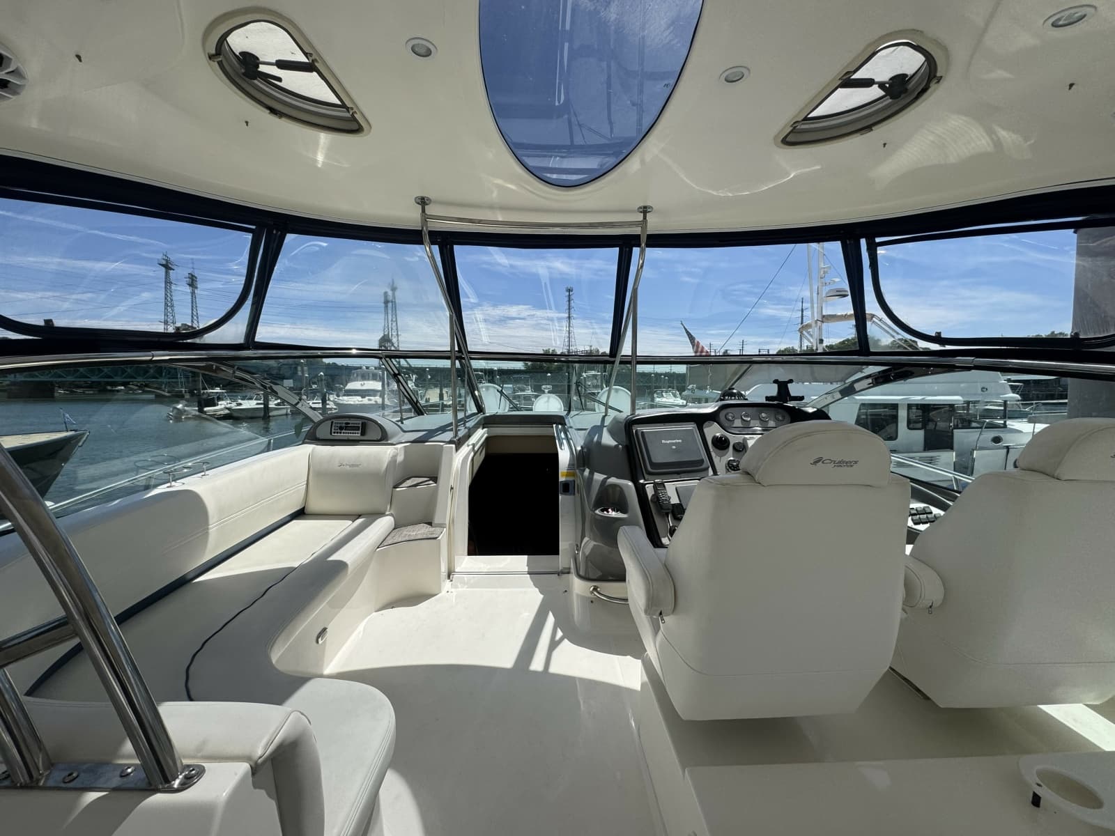 2006 Cruisers Yachts 520 Express - Photo 12