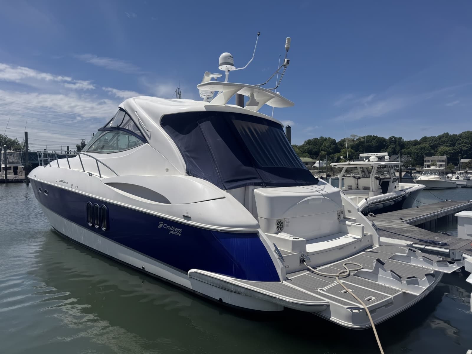 2006 Cruisers Yachts 520 Express - Photo 4