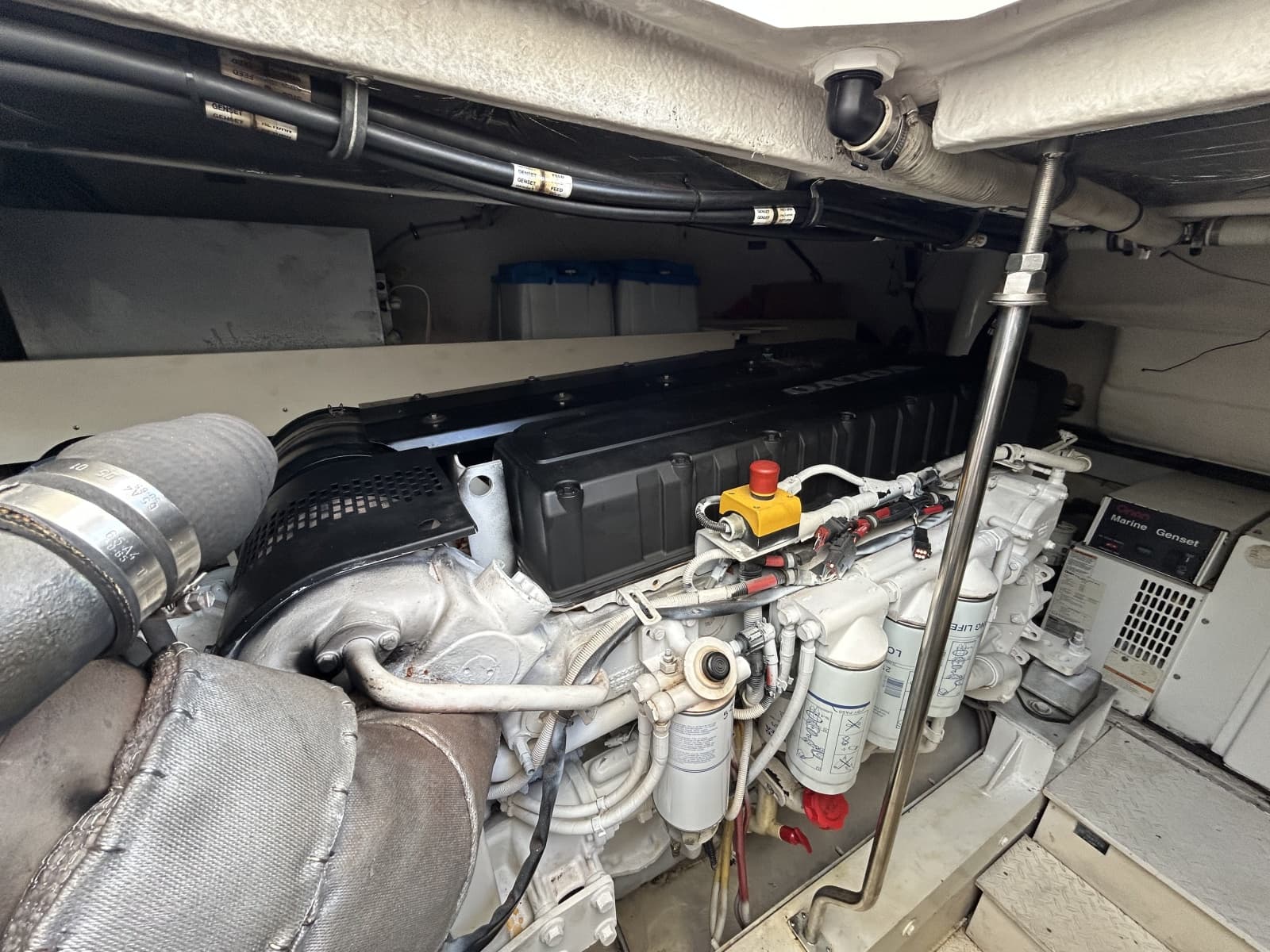 2006 Cruisers Yachts 520 Express - Photo 30