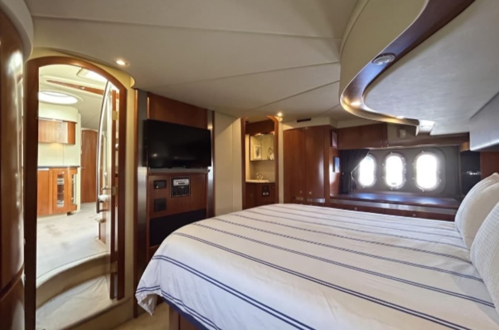 2006 Cruisers Yachts 520 Express - Photo 22