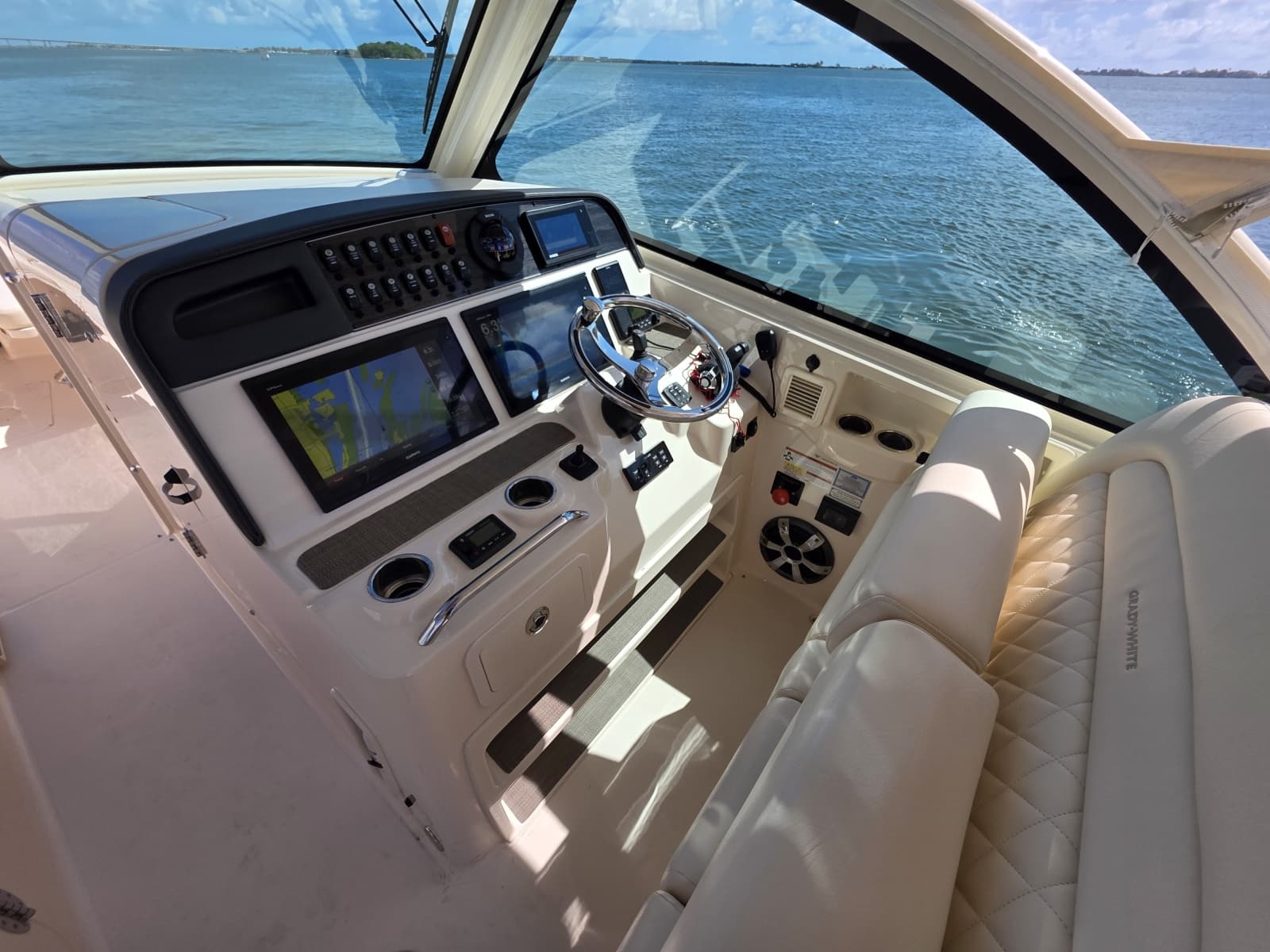 2019 Grady-White Freedom 375 - Photo 16