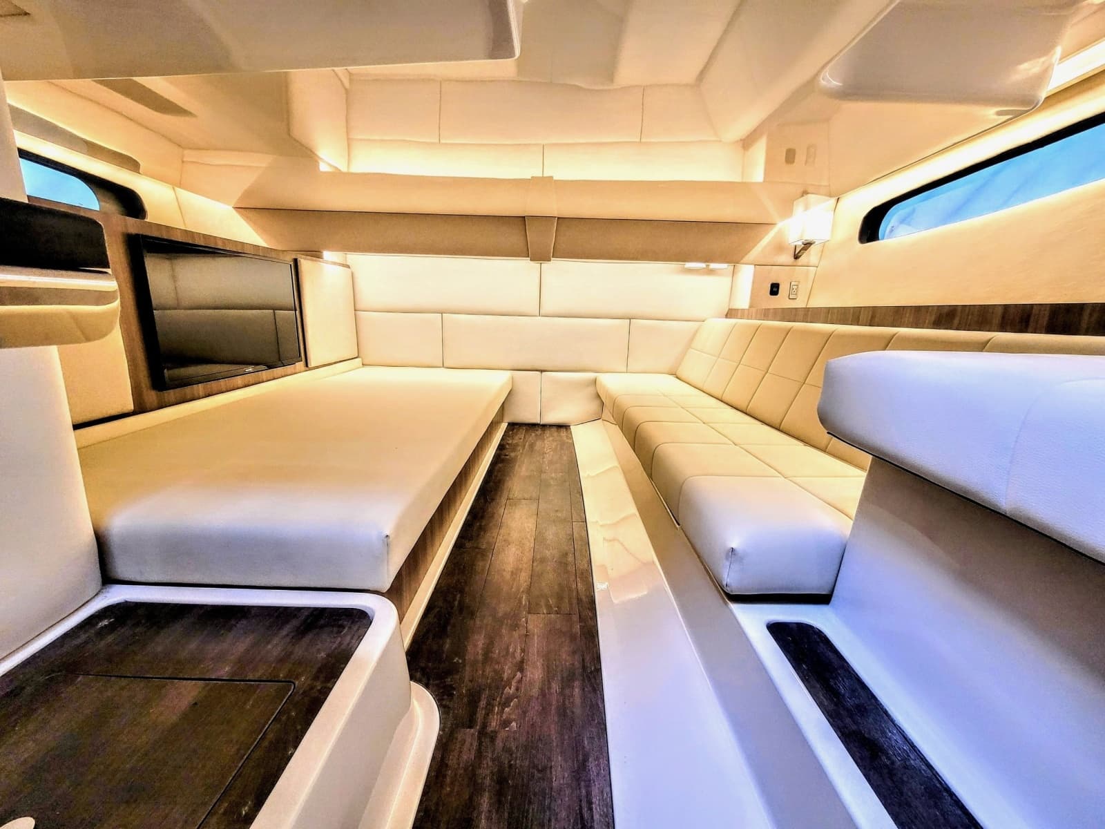 2022 Regal 36 Grand Coupe - Photo 5