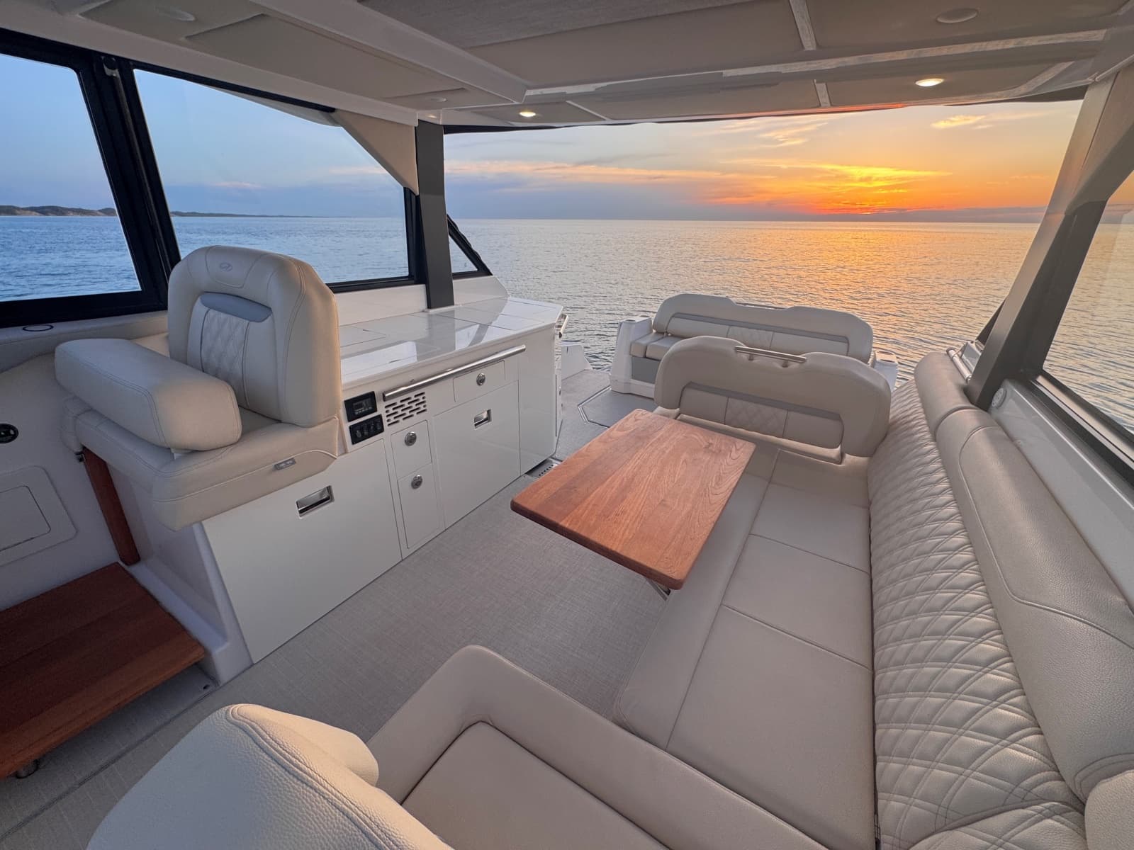 2022 Regal 36 Grand Coupe - Photo 44