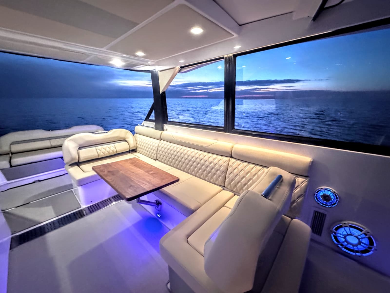 2022 Regal 36 Grand Coupe - Photo 9