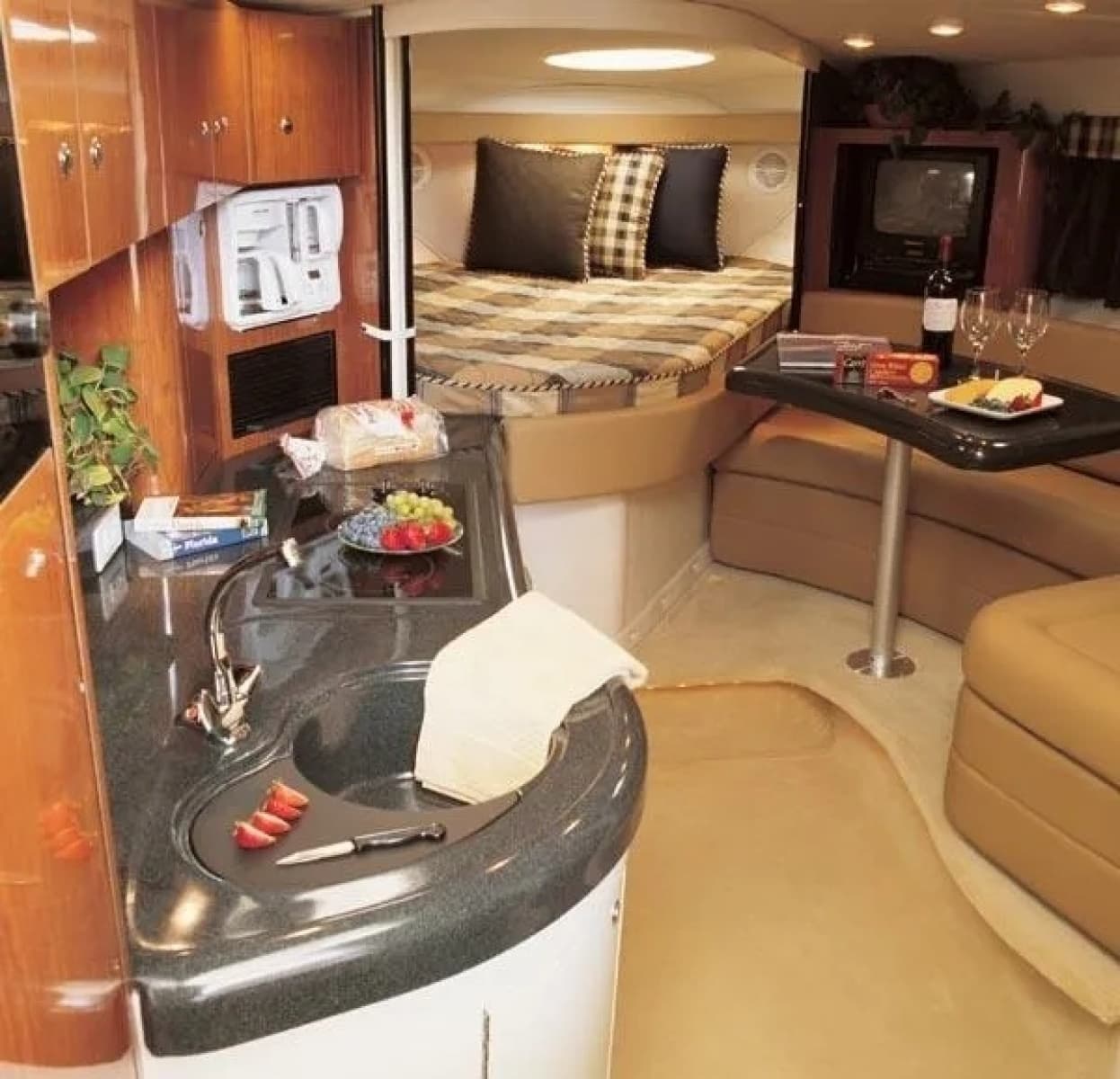 2005 Monterey 322 Cruiser - Photo 10