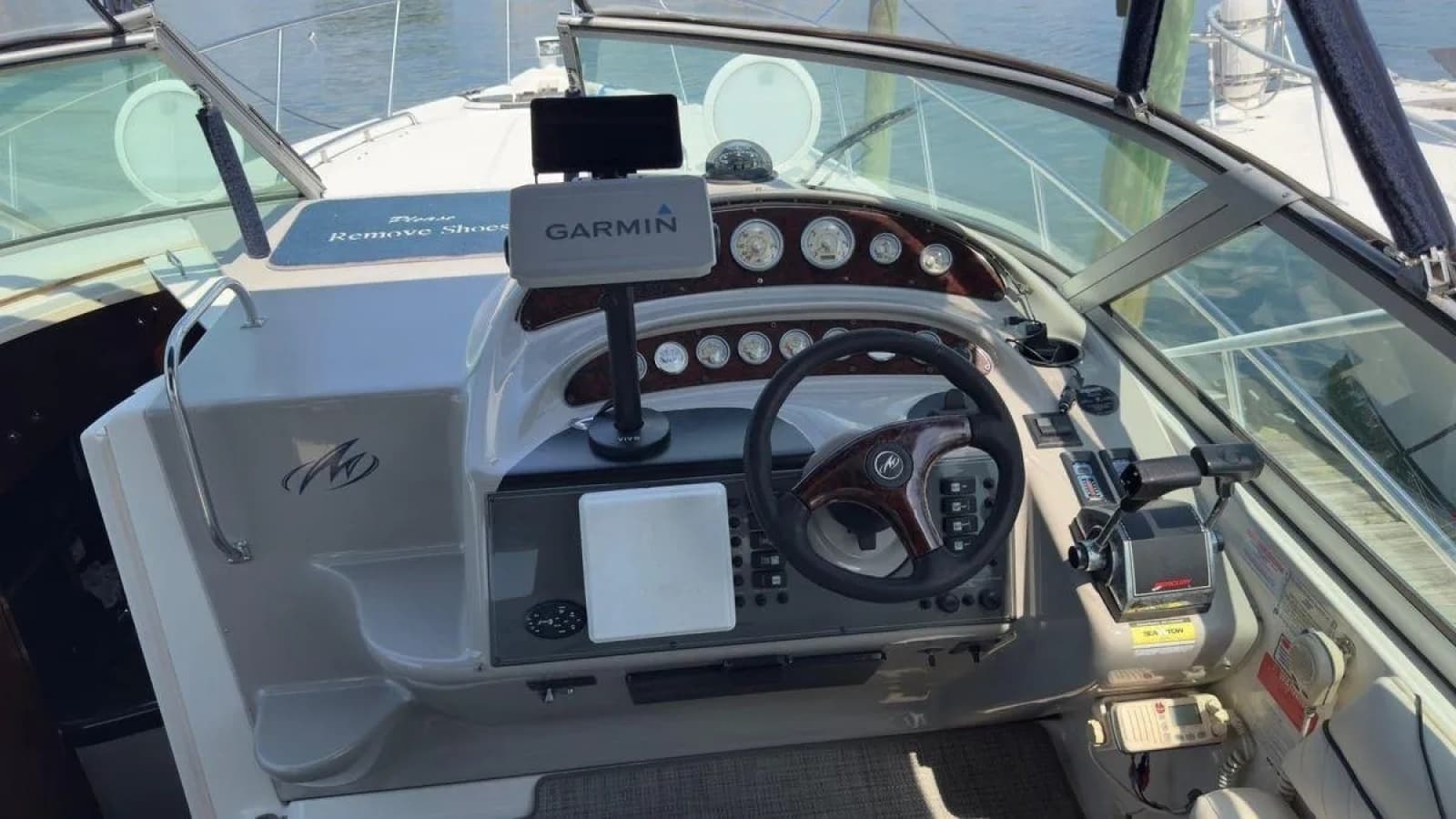 2005 Monterey 322 Cruiser - Photo 2