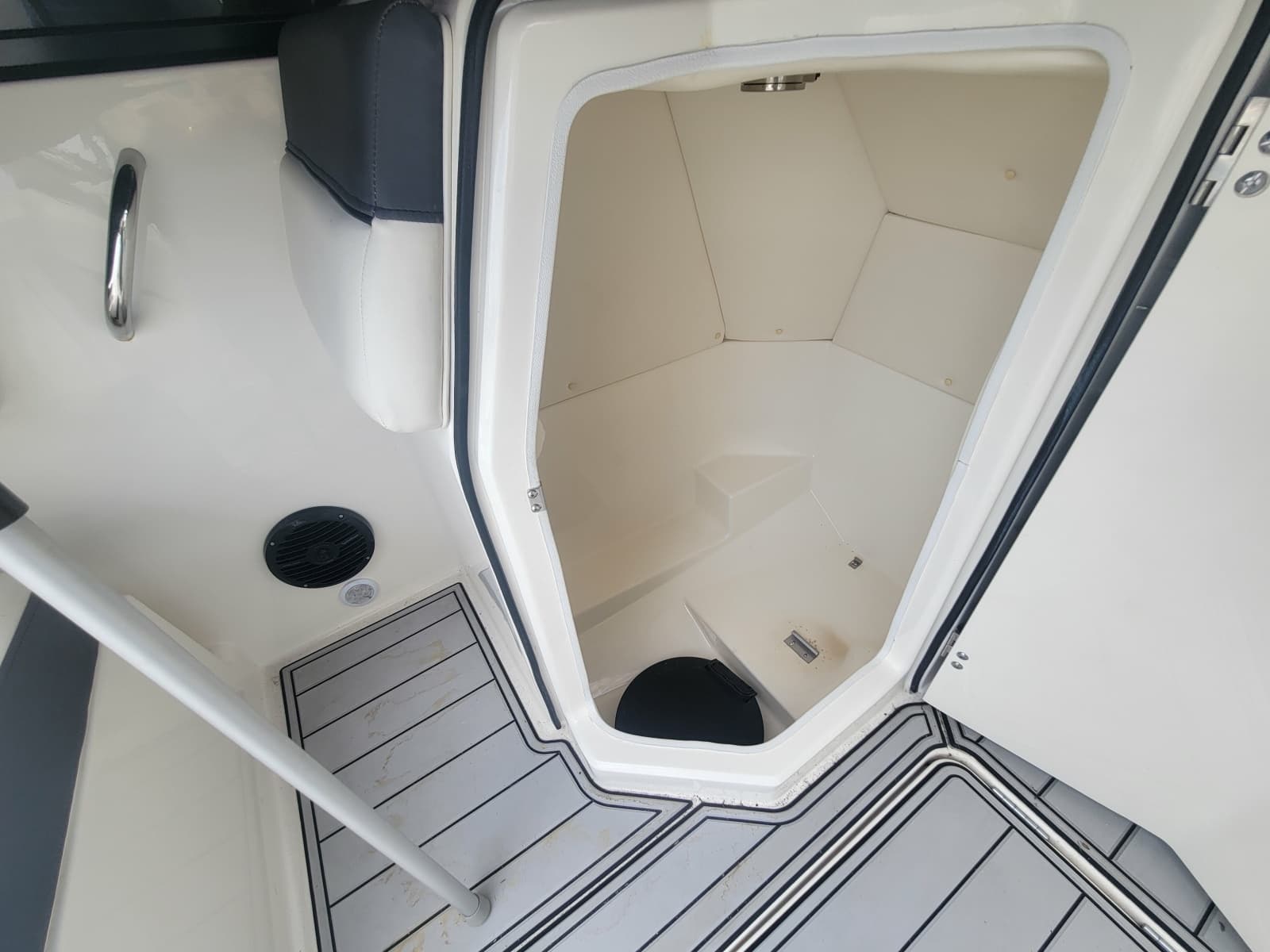 2023 Bayliner DX 2200 - Photo 9
