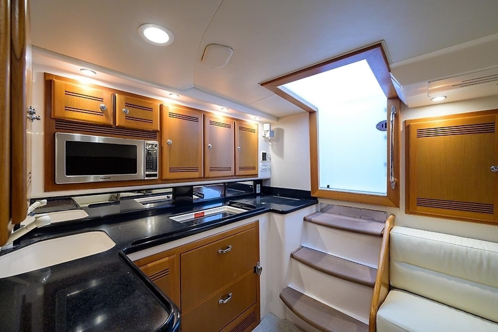 2005 Cabo 45 Express - Photo 31