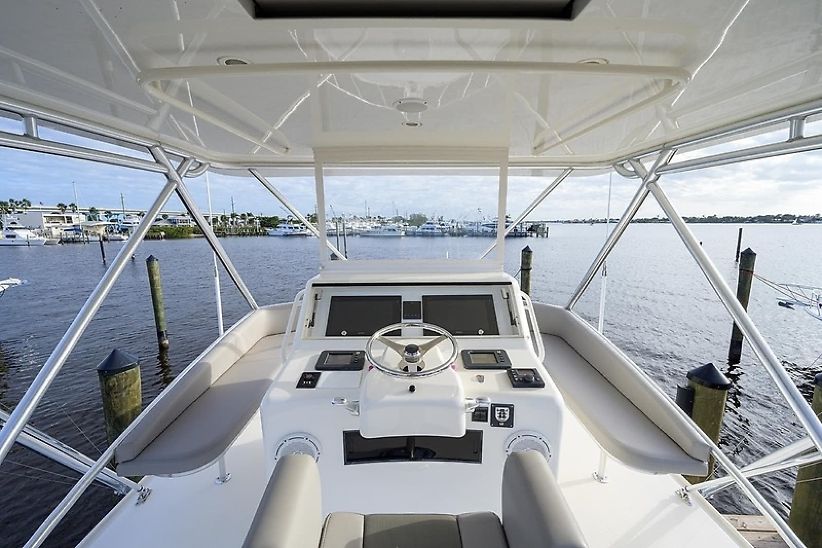 2005 Cabo 45 Express - Photo 9