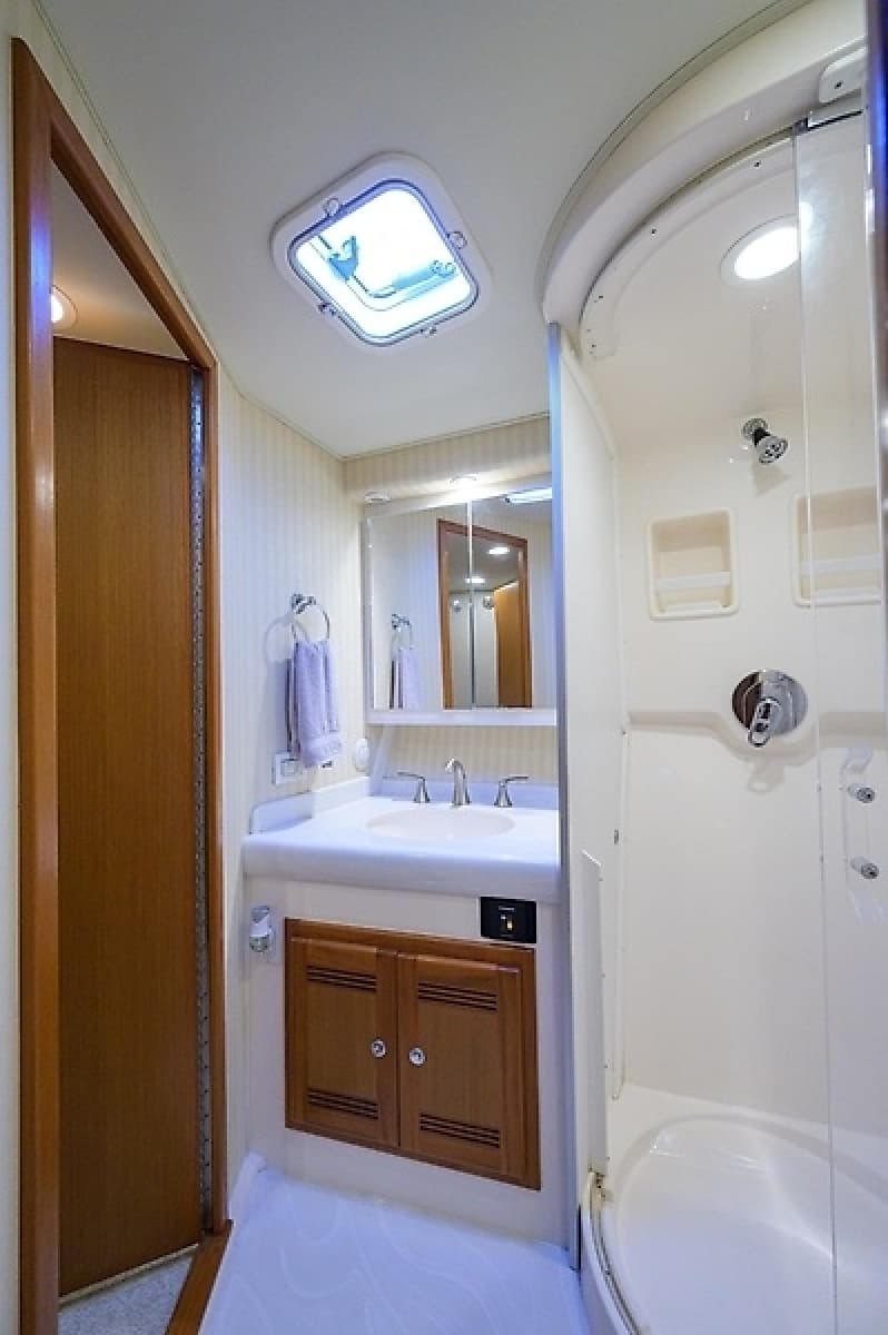 2005 Cabo 45 Express - Photo 32