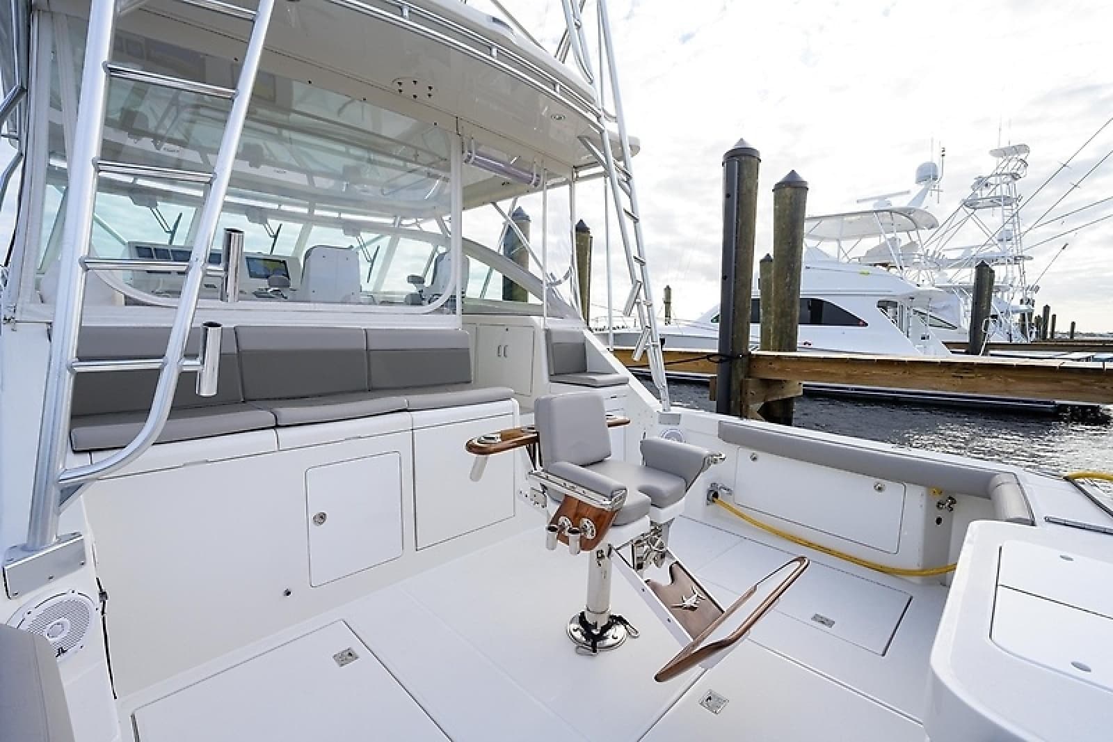 2005 Cabo 45 Express - Photo 6