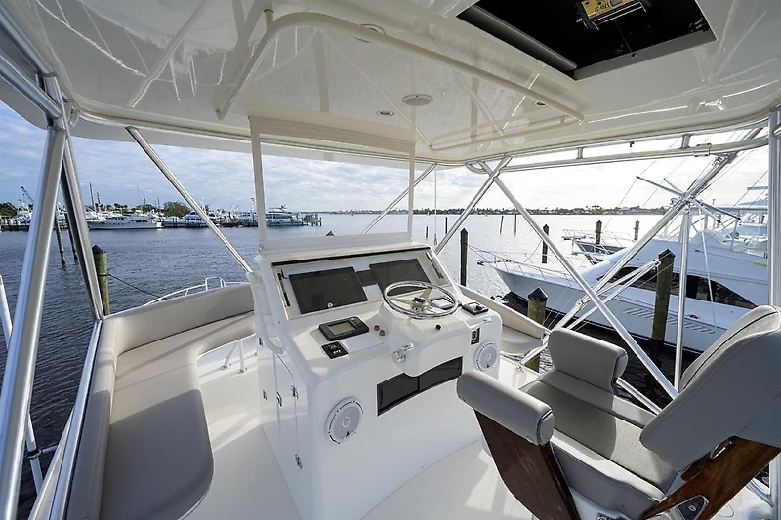 2005 Cabo 45 Express - Photo 13
