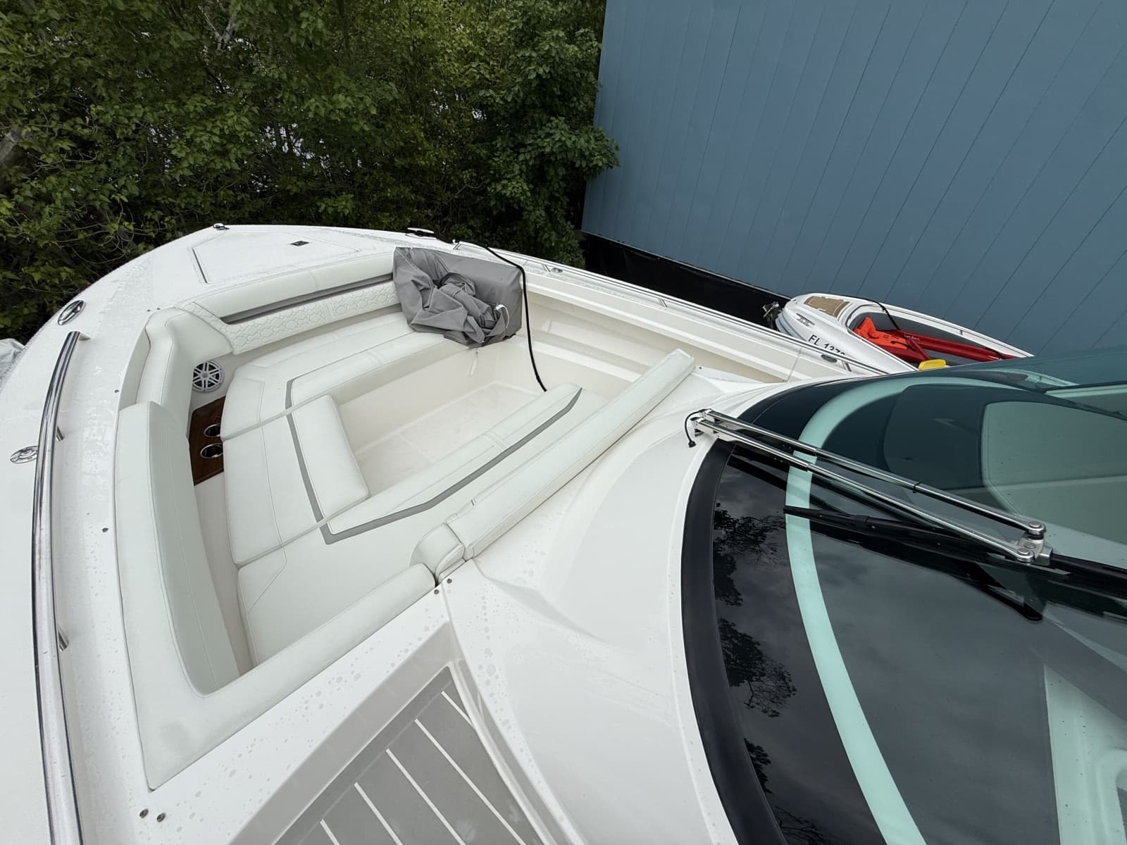 2025 Tiara Yachts 38LS - Photo 9