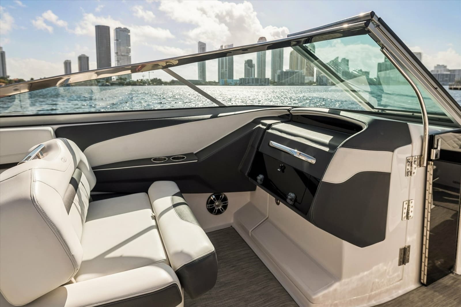 2019 Regal 33 OBX - Photo 15