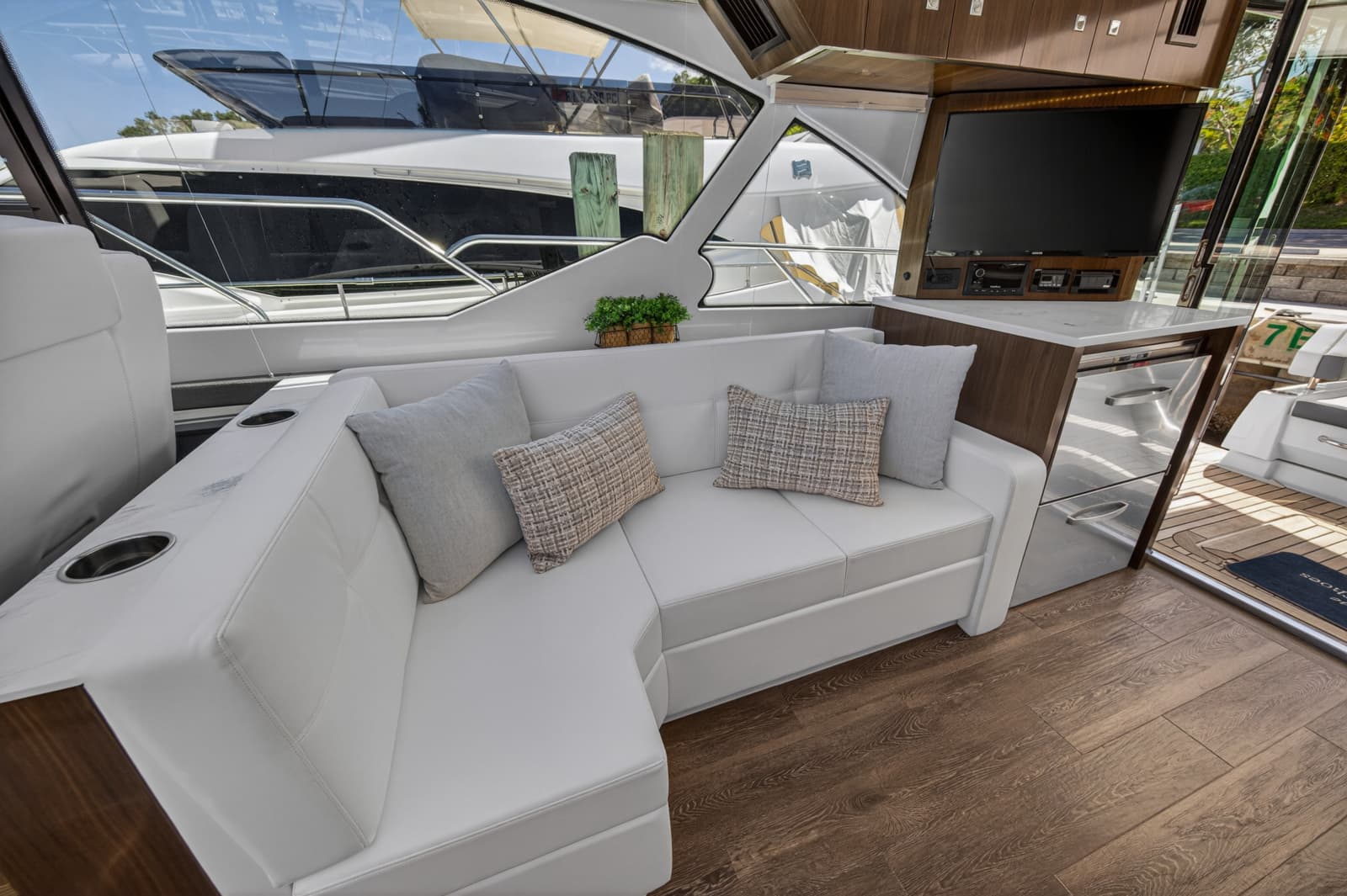 2023 Cruisers Yachts 50 CANTIUS - Photo 45