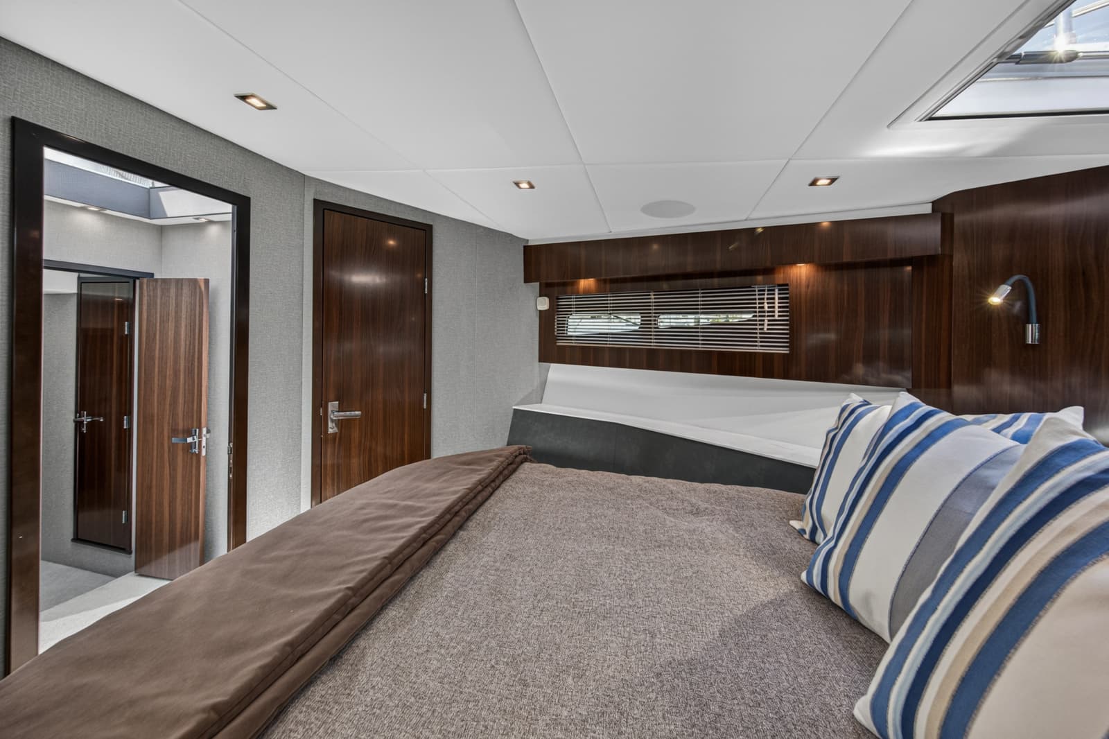 2023 Cruisers Yachts 50 CANTIUS - Photo 65